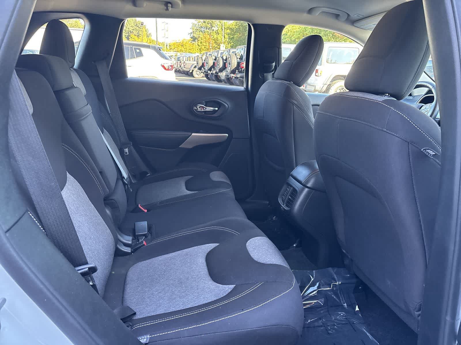 Certified 2018 Jeep Cherokee Latitude w/ Altitude Package AWD/4WD image 7