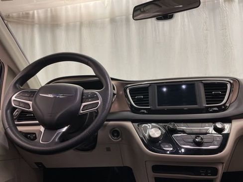 Used 2020 Chrysler Voyager LX image 15