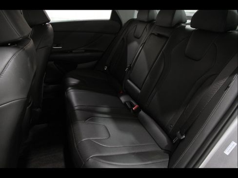 Certified 2025 Hyundai Elantra Limited FWD image 18