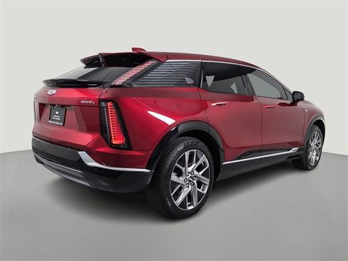 Certified 2025 Cadillac Optiq Luxury 2 image 4