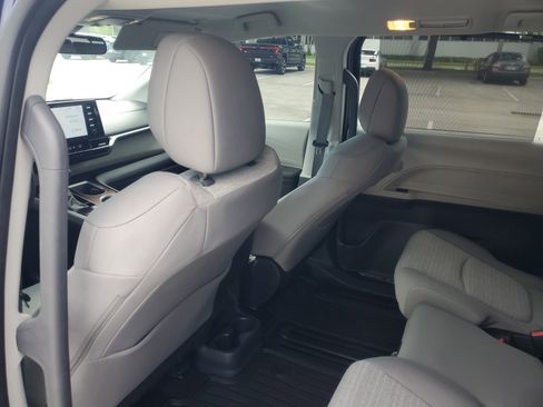 Used 2024 Toyota Sienna LE AWD/4WD image 12