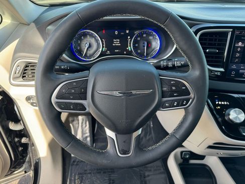 Used 2024 Chrysler Pacifica Touring-L image 23