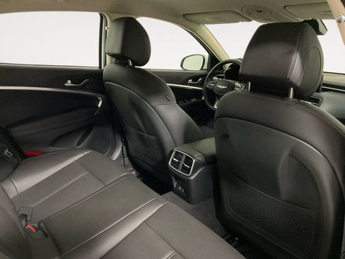 Used 2025 Genesis G70 2.5T image 14