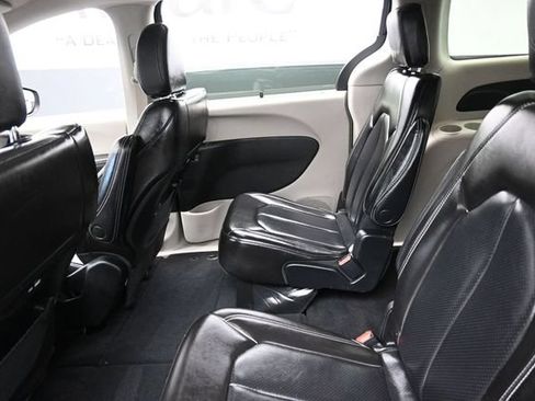Used 2023 Chrysler Pacifica Touring-L FWD image 23