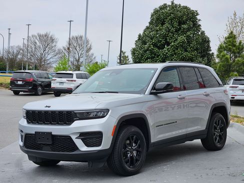 Used 2024 Jeep Grand Cherokee Altitude image 3