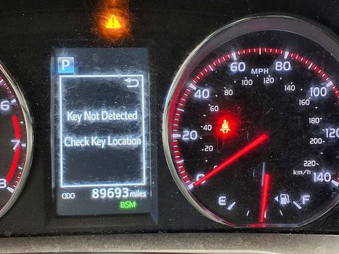 Used 2018 Toyota RAV4 SE image 21