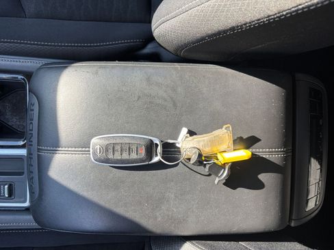 Used 2025 Nissan Pathfinder SV image 22