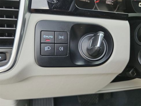 Used 2022 Porsche Cayenne image 17