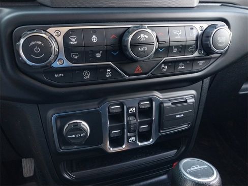 Used 2021 Jeep Gladiator Willys image 17