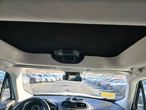 Used 2017 Jeep Renegade Latitude w/ Cold Weather Group image 21