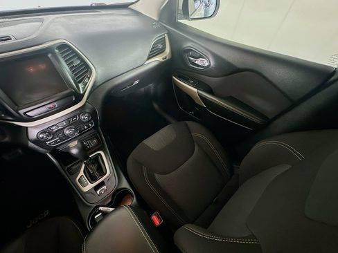 Used 2017 Jeep Cherokee Latitude w/ Comfort & Sound Group image 11