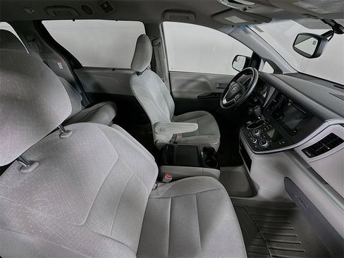 Used 2015 Toyota Sienna LE image 27