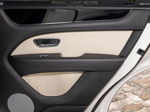 Used 2021 Bentley Bentayga Plug-In Hybrid AWD/4WD image 23
