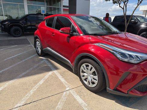Used 2020 Toyota C-HR LE FWD image 2