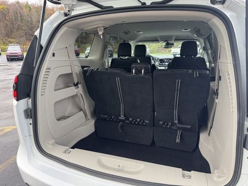 Used 2022 Chrysler Pacifica Touring-L image 5