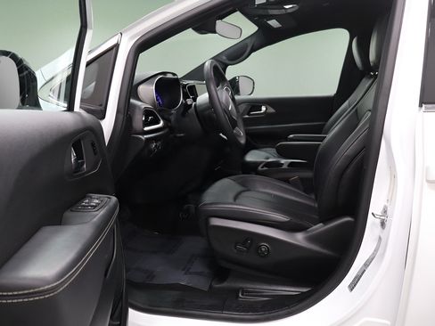 Used 2025 Chrysler Pacifica Select FWD image 12