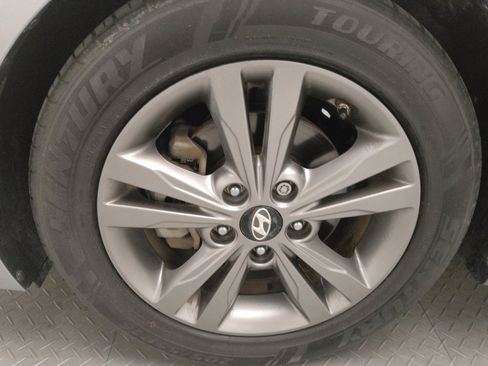 Used 2017 Hyundai Elantra SE image 31