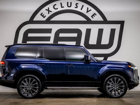 Used 2024 Lexus GX 550 w/ Cold Area Package AWD/4WD image 9