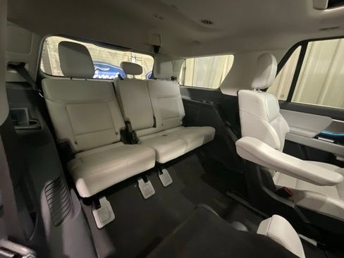 Used 2025 Ford Expedition Platinum w/ Driver's Package AWD/4WD image 17