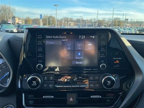 Used 2022 Toyota Highlander XLE image 18