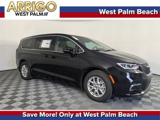 New 2025 Chrysler Pacifica Select image 1