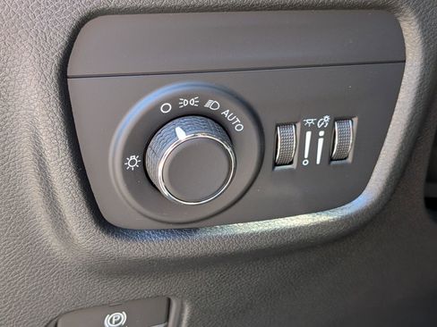 Used 2025 Jeep Grand Cherokee Altitude AWD/4WD image 17