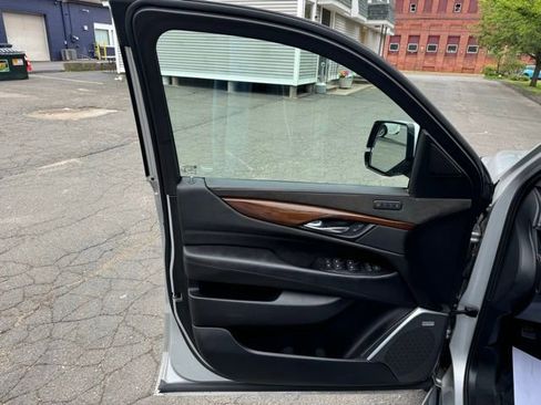 Used 2020 Cadillac Escalade Luxury AWD/4WD image 10