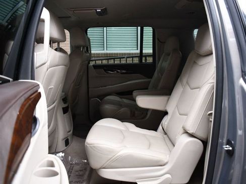 Used 2017 Cadillac Escalade ESV Luxury image 42