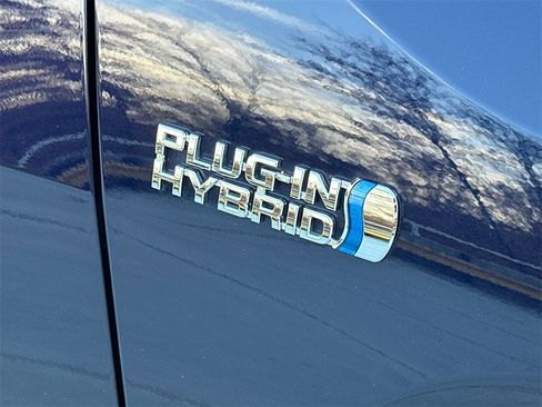 Used 2021 Toyota RAV4 SE image 10