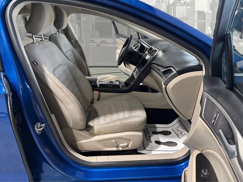 Used 2017 Ford Fusion SE w/ Fusion SE Technology Package image 12