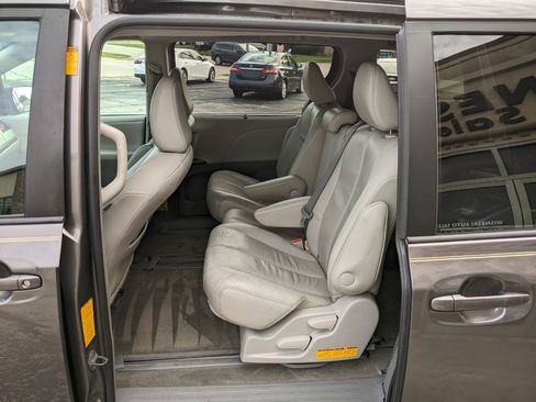 Used 2013 Toyota Sienna XLE FWD image 11