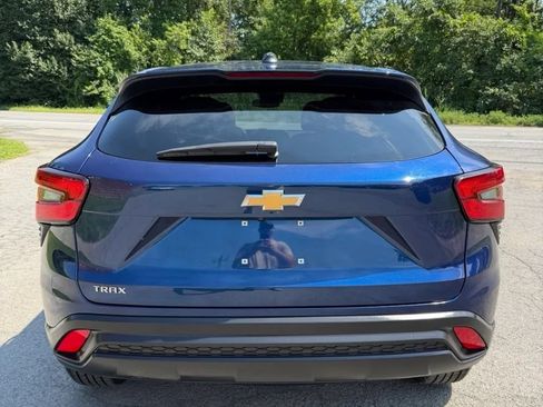 Used 2024 Chevrolet Trax LS w/ LS Convenience Package FWD image 9