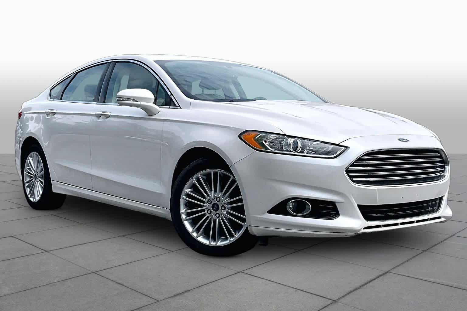 Used 2016 Ford Fusion SE w/ Equipment Group 202A AWD/4WD image 2