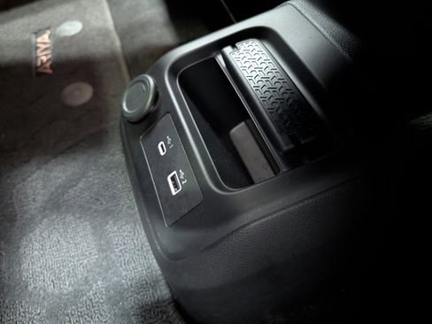 Used 2023 Nissan Ariya AWD image 23