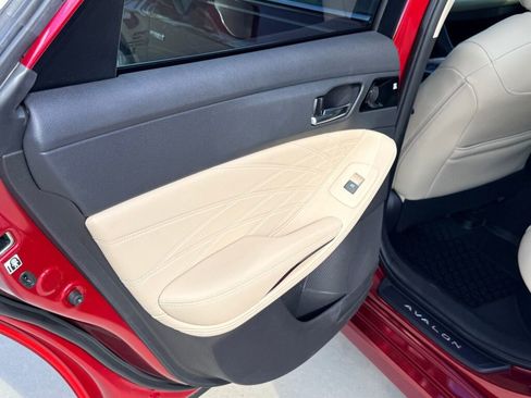 Used 2019 Toyota Avalon Limited image 17