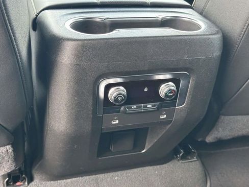 Used 2024 GMC Yukon XL SLT image 16