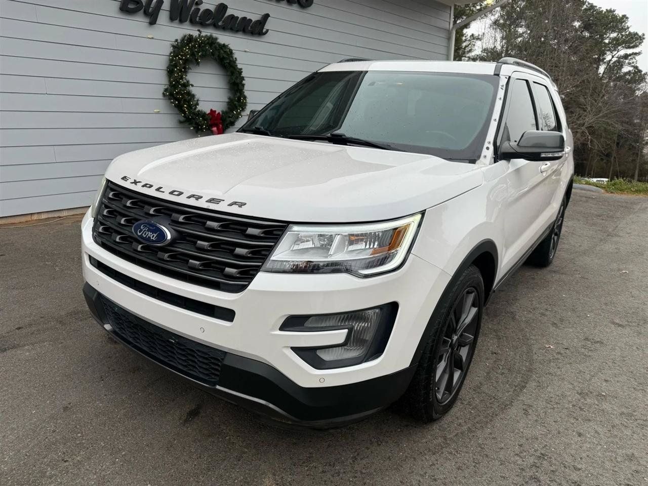 Used 2017 Ford Explorer XLT w/ Equipment Group 202A AWD/4WD image 1