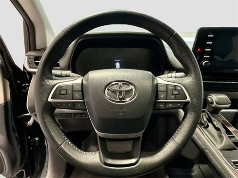 Certified 2024 Toyota Sienna XLE image 9