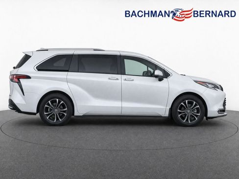 Used 2025 Toyota Sienna Platinum AWD/4WD image 8
