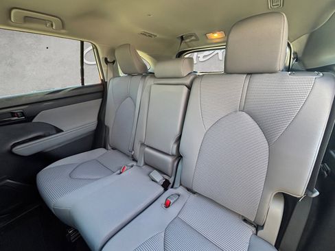 Used 2023 Toyota Highlander LE image 27