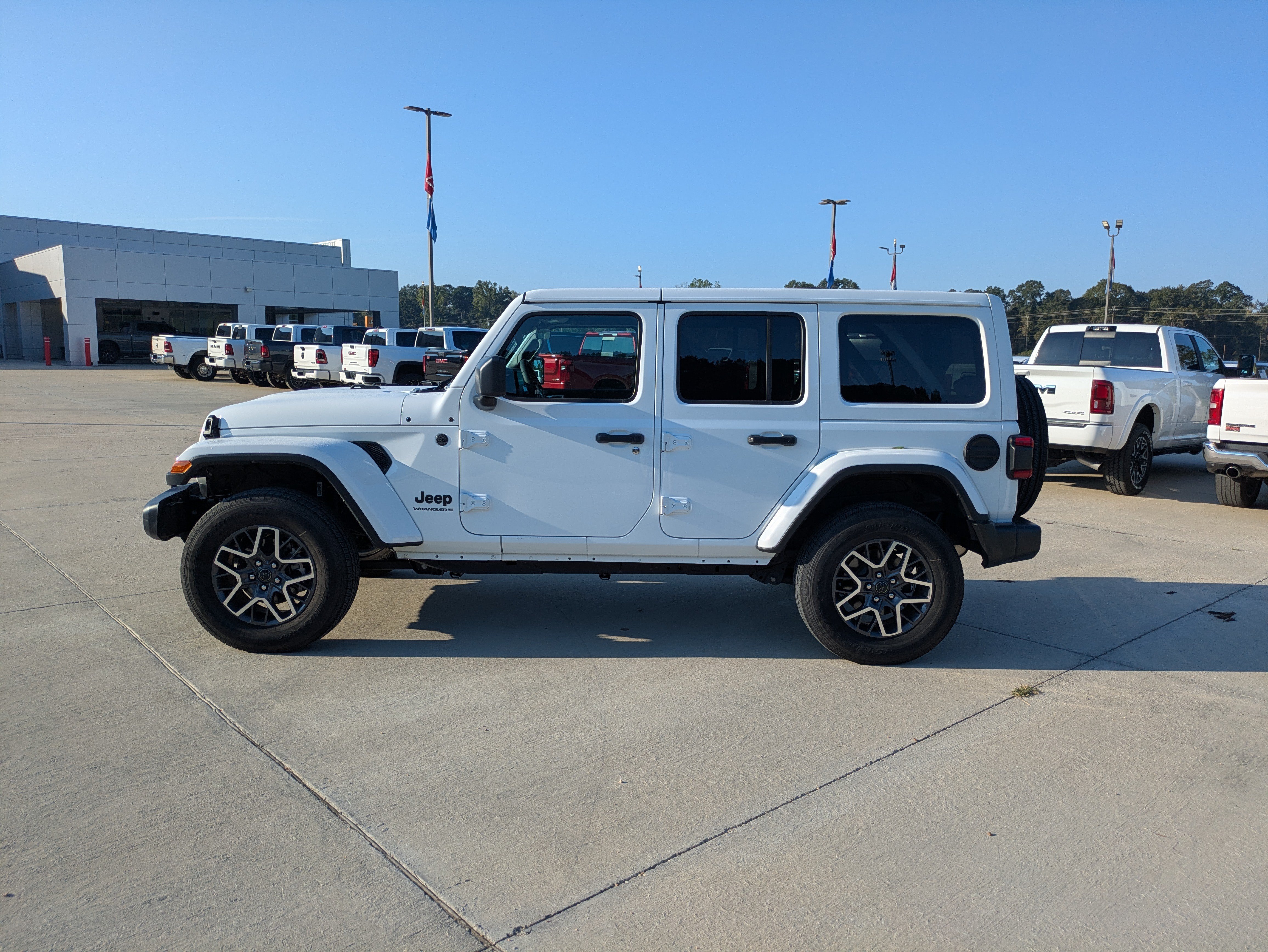 Used 2026 Jeep Wrangler Unlimited Sahara AWD/4WD image 2