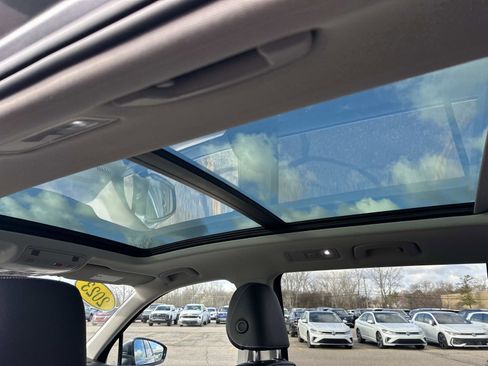 Used 2023 Volkswagen Tiguan SE w/ Panoramic Sunroof Package image 8