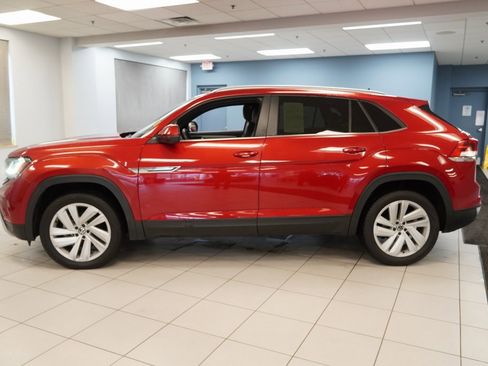 Used 2021 Volkswagen Atlas Cross Sport SE w/ Panoramic Sunroof Package image 2