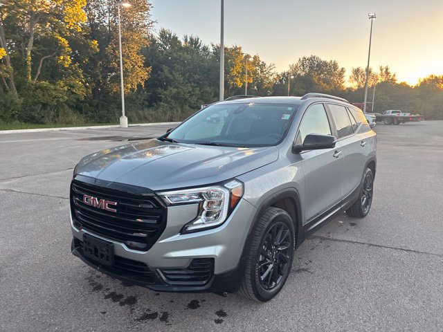 Used 2023 GMC Terrain SLE w/ Driver Convenience Package AWD/4WD image 4