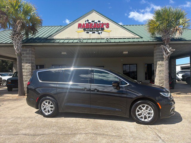 Used 2023 Chrysler Pacifica Touring FWD image 1