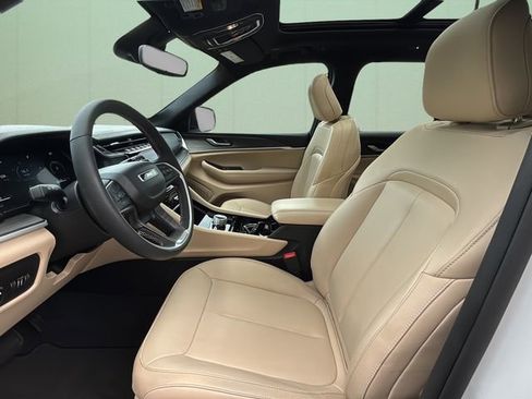 Used 2023 Jeep Grand Cherokee Limited w/ Trailer Tow Prep Group (B) image 11