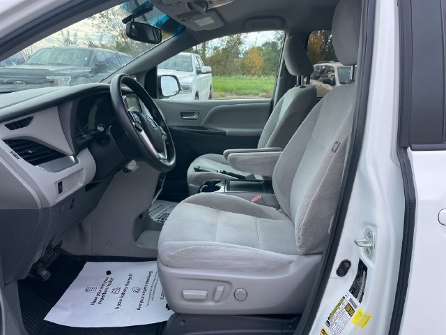 Used 2017 Toyota Sienna LE AWD/4WD image 19