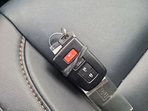 Used 2019 Toyota Highlander XLE image 28