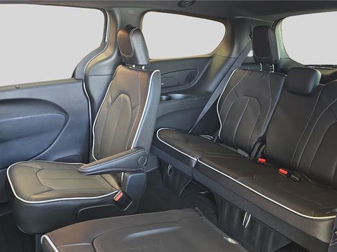 Used 2026 Chrysler Pacifica Limited image 16