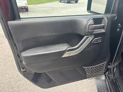 Used 2015 Jeep Wrangler Unlimited Rubicon w/ Connectivity Group AWD/4WD image 16